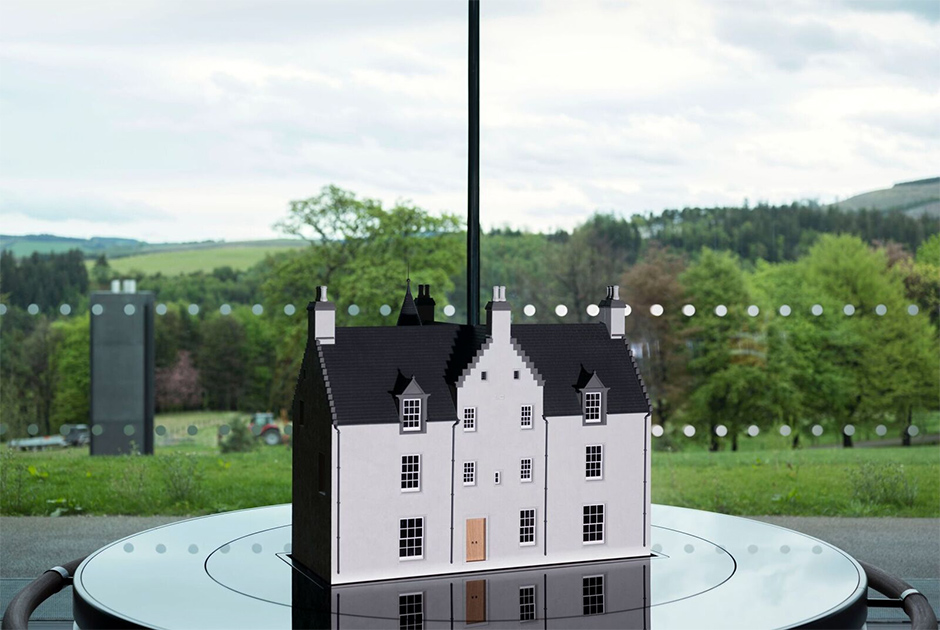В новой дистиллерии находится модель особняка Easter Elchies House — духовного дома The Macallan. Построенный в 1700 году, он является прекрасным примером высокогорного особняка, выполненного в стиле эпохи короля Якова. 

