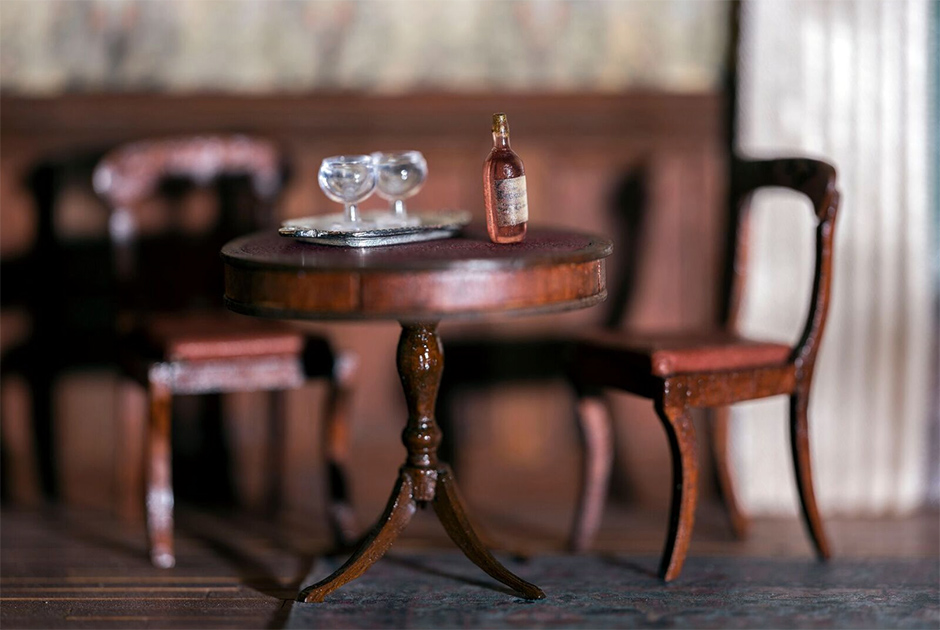 Именно в этом здании шотландский фермер Александр Рид в конце XVIII — начале XIX веков начал свои эксперименты с ячменем и выпустил свой первый виски. О чем и свидетельствует маленькая бутылочка напитка, заботливо поставленная на миниатюрный стол авторами моделистами.  