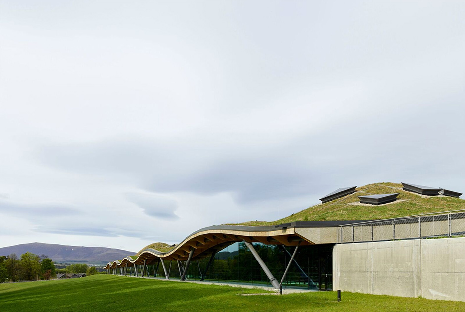 Волнистая крыша дистиллерии засажена типичными для Шотландии полевыми цветами и луговыми травами. Крыша поднимается и опускается, образуя пять пиков, самый высокий из них обозначает вход.