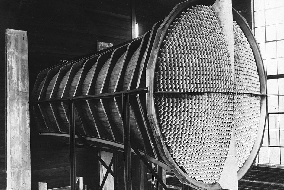 Воздухозаборник для туннеля номер один. В 1920 году Национальный консультативный комитет по воздухоплаванию (НАКА) завершил строительство первого аэродинамического комплекса, являющегося аналогом туннеля в Великобритании. Сотовая структура обеспечивает устойчивый, нетурбулентный поток воздуха. 