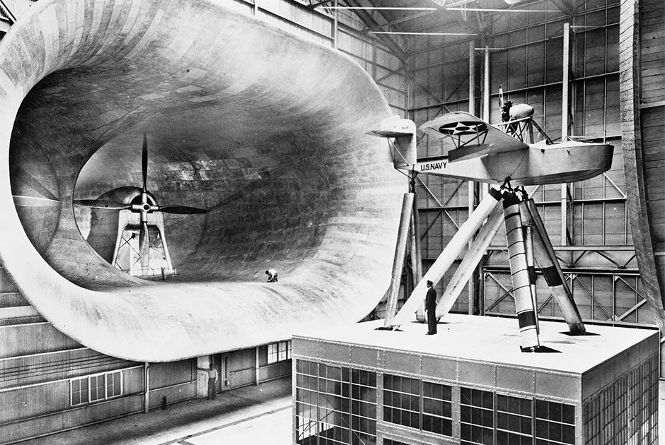 Полноразмерный разведывательный гидросамолет Loening SL установлен для тестирования в аэродинамической трубе научно-исследовательского центра Лэнгли.

