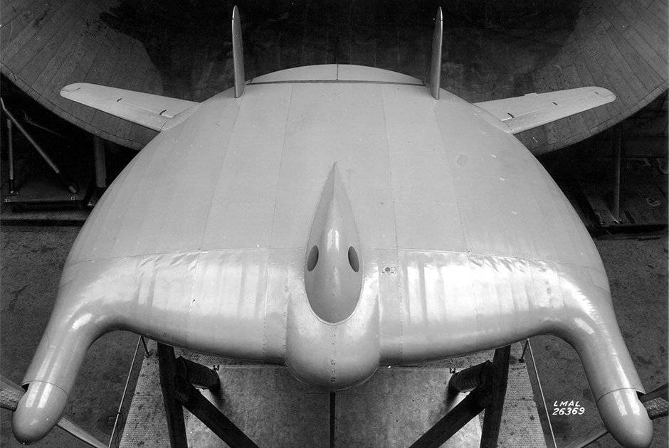 Инженер Чарльз Циммерман (Charles Zimmerman) разработал экспериментальный самолет Vought V-173, прозванный «летающим блином». Вертикальный взлет и посадка делали машину пригодной для размещения на палубах военных судов. Прототип, на основе которого был создан палубный истребитель Vought XF5U, испытывался в аэродинамической трубе 28 ноября 1941 года.