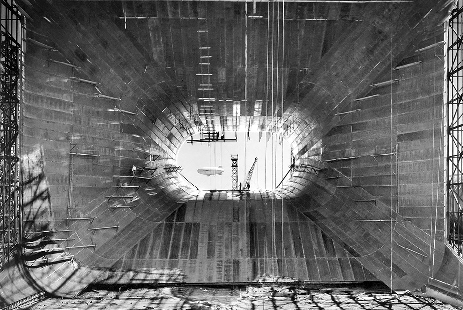 Вид изнутри на строительство сужающейся части аэродинамической трубы Исследовательского центра Эймса, июль 1943 года.