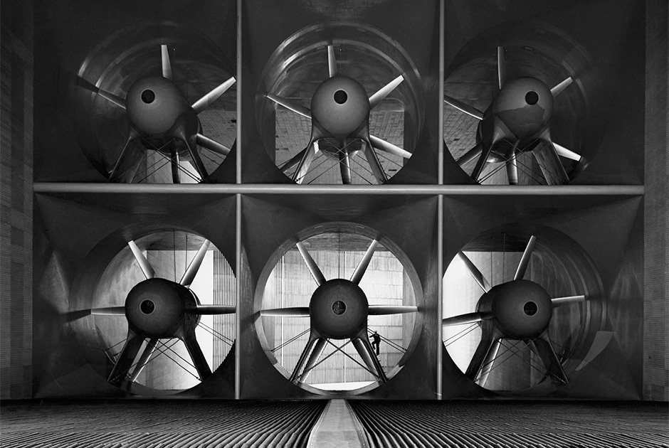 Шесть 12-метровых вентиляторов в аэродинамической трубе Исследовательского центра Эймса. Каждый из них приводится в движение электрическим мотором мощностью 6 тысяч лошадиных сил (около 4,5 мегаватта). Скорость генерируемого воздушного потока может достигать 370 километров в час.
