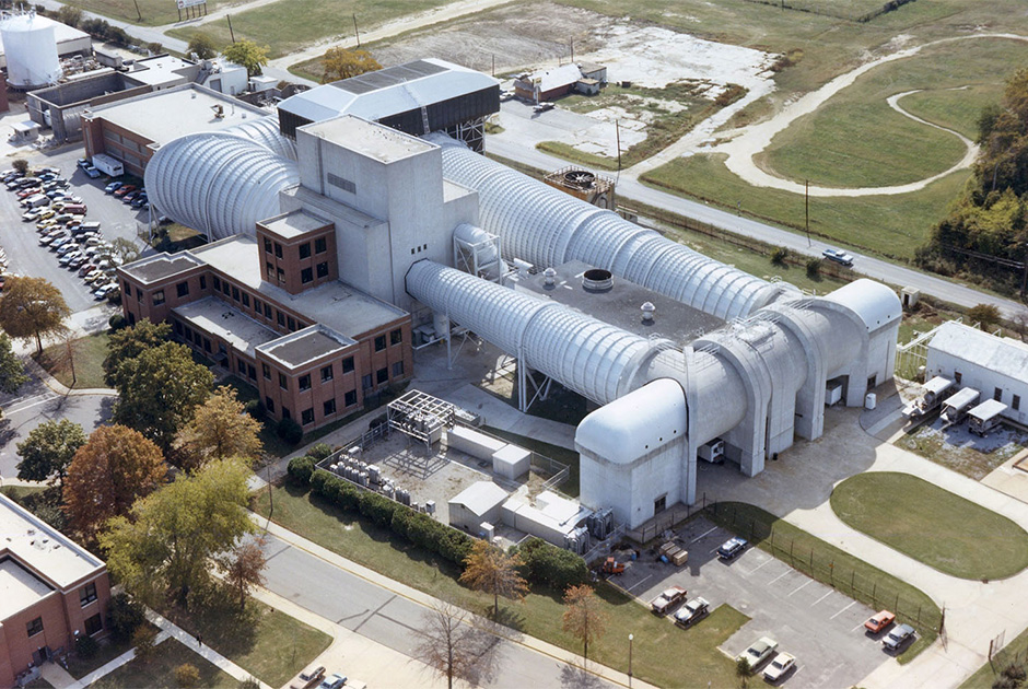 Вид с высоты на трансзвуковую аэродинамическую трубу в научно-исследовательском центре Лэнгли в 1980 году.
