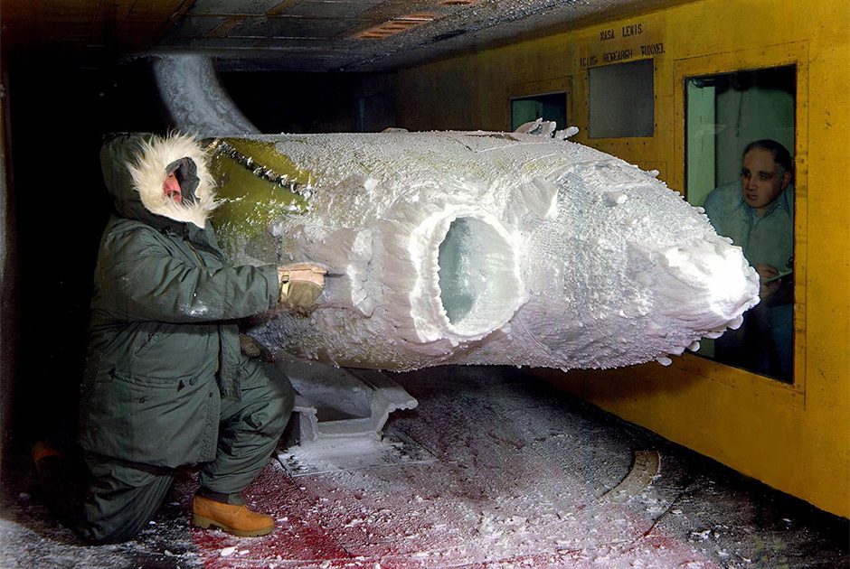 Исследователь проверяет скопление льда на гондоле турбовинтового двигателя в ледяной аэродинамической трубе в 1983 году. Гондола была установлена на боку, чтобы разместить входное отверстие по центру в облачной среде. 