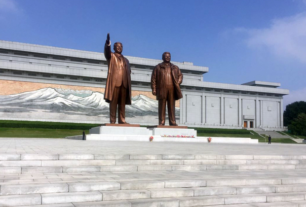 Еще один предмет особой гордости пхеньянцев — две гигантские бронзовые статуи Ким Ир Сена и Ким Чен Ира