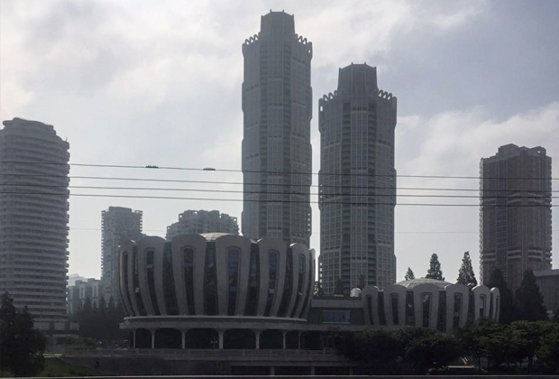 В центре Пхеньяна одни многоэтажные здания: как жилые дома, так и торговые центры