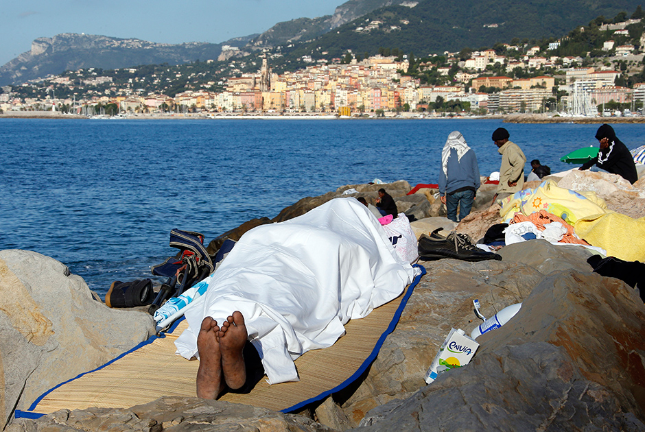 Европейские власти неоднократно жаловались на то, что туристы отказываются приезжать на курорты из-за соседства с мигрантами на живописных пляжах.