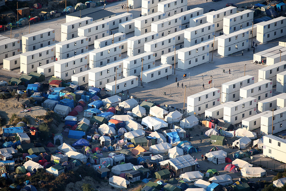 Портовый город Кале, расположенный у Ла-Манша, является ключевым пунктом для нелегальных мигрантов, которые пытаются попасть в Великобританию. В 2017-м полиция без предупреждения снесла лагерь беженцев «Джунгли» возле Кале, где годами ютились тысячи людей, пытавшихся попасть в Британию. 

Местные жители давно выражали недовольство тем, что мигрантский центр практически превратился в город вынужденных переселенцев: там появились нелегальные магазины, школы и религиозные учреждения, а сам он стал рассадником криминала.