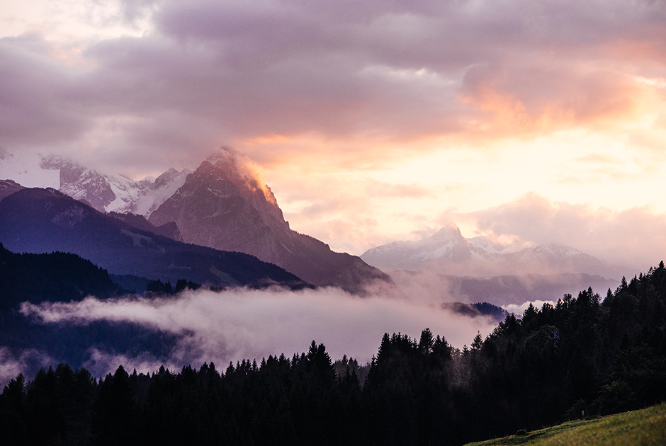 Йохан Лолос считает, что самые прекрасные рассветы в мире можно увидеть в Баварских Альпах: «Все небо словно загорается огнем, а вершины гор делаются ярко-розовыми».