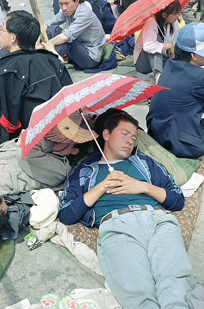 15 апреля 1989 года опальный Ху Яобан скончался от сердечного приступа. Его смерть вновь собрала на улицах тех, кто надеялся, что к экономическим реформам добавятся и политические. Попрощаться с бывшим генсеком пришли несколько тысяч человек. Спонтанные траурные процессии превратились в протестные шествия. Началась самая вдохновляющая и самая трагичная студенческая демонстрация в истории современного Китая. 