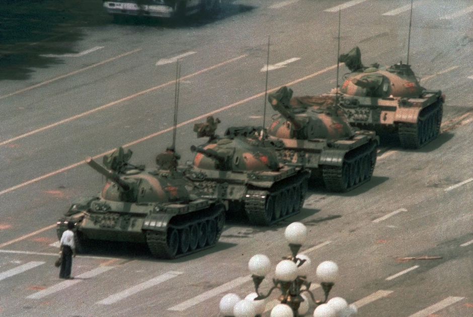 Одна из самых знаменитых фотографий, изображающих события тех дней, — «Неизвестный бунтарь». По легенде, мужчина с авоськами полчаса сдерживал колонну танков, направлявшихся в центр столицы. Снимок сделал репортер агентства Associated Press с шестого этажа гостиницы «Пекин». Кадр облетел весь мир и был напечатан во множестве изданий, в том числе в журнале Time, который включил одинокого бунтаря в список 100 самых влиятельных людей XX века. 

Телеканал CNN публиковал видео с места событий, на котором видно, как мужчина не дает танку себя объехать, преграждая ему путь, и яростно машет руками, отгоняя бронетехнику. Затем он взбирается на танк и пытается достучаться до военного внутри. Вдалеке в это время уже слышны выстрелы. 

Большинство китайцев никогда не видели этого фото и не знают о существовании видеозаписи. Ролик показали по китайскому телевидению всего раз. Тогда диктор уверенным голосом убеждал телезрителей: «Если бы наши танки хотели проехать, этот нарушитель бы их точно не остановил. Это видео показывает истинное лицо западной пропаганды и подтверждает, что наши военные проявили невероятную сдержанность».