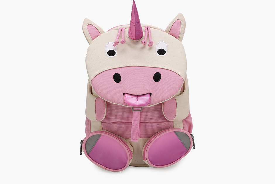 Модный рюкзак в форме розового единорога станет любимой вещью младшей школьницы: отличная идея, как пронести игрушку в школу, даже если это запрещено правилами.