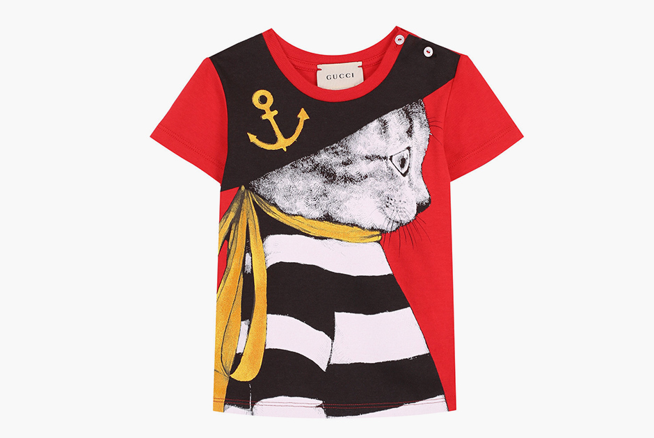 Все дети — и мальчики, и девочки — немного котики. Подчеркнуть этот факт поможет младенческая футболка с застежкой на плече и принтом в виде кота-моряка по эскизу японской художницы Юко Хигучи. 