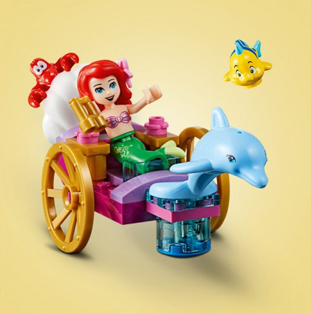 Одна из самых любимых девочками всего мира диснеевских героинь — в новом наборе Lego. Ариэль предстает в роли певицы. Рыбки, повозка, упряжной дельфин и лобстер с перкуссией прилагаются.
