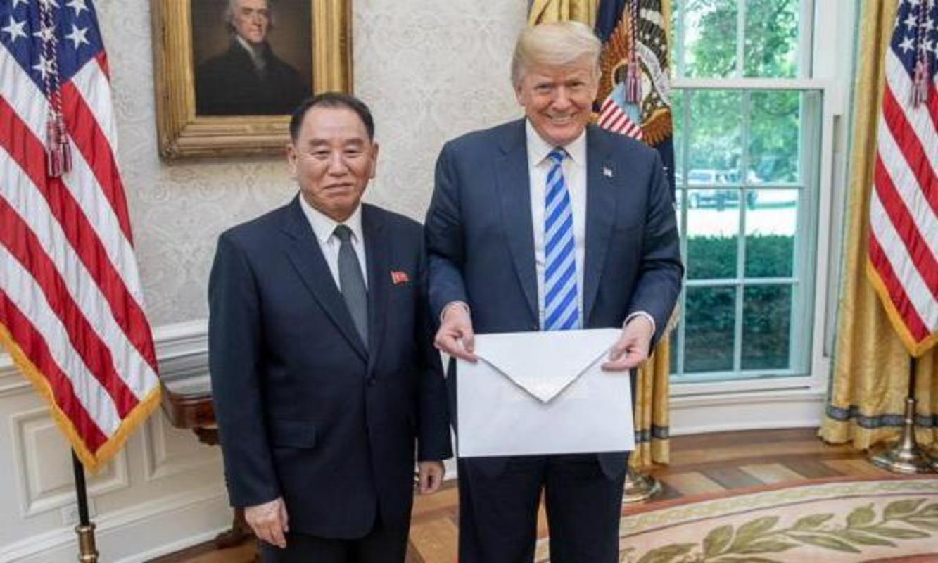 Трамп показал огромное письмо Ким Чен Ына