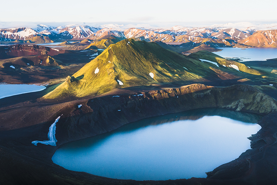 Озера с водой настолько яркой и насыщенной голубизны, что она кажется неественной, — визитная карточка исландских высокогорий. Эти водоемы — залитые водой кратеры потухших в древности вулканов — обожают все приезжающие в Исландию фотографы.