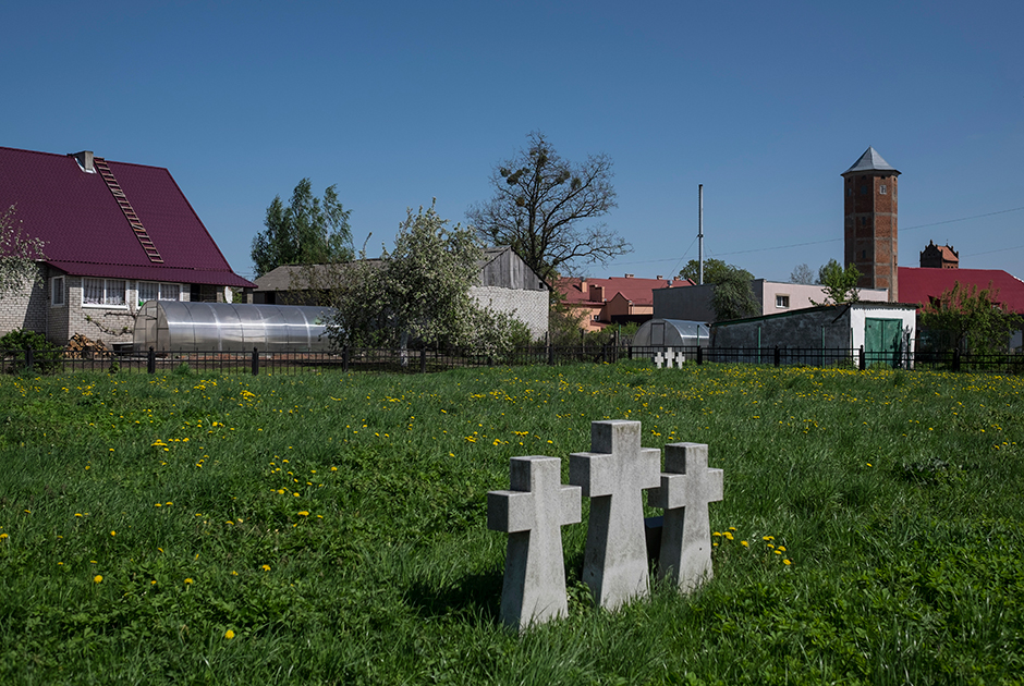 Старое немецкое кладбище на окраине поселка, от которого не осталось ни одной плиты — все они разворованы. Памятные кресты установили немцы совсем недавно. 
