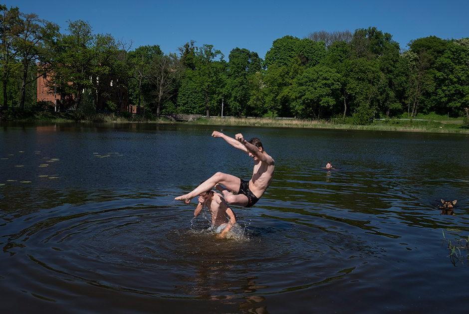 Мальчишки плавают в озере после школьных занятий. 

