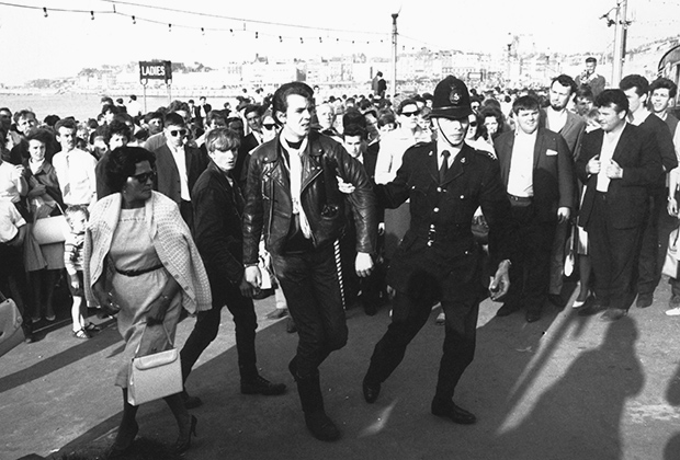 Несмотря на большое внимание, которое моды уделяли одежде и внешнему виду, традиционные уличные забавы вроде массовых драк они не забывали. Эта фотография сделана 1 мая 1964 года во время сражения модов с рокерами на улицах города Маргит, что в графстве Кент. 