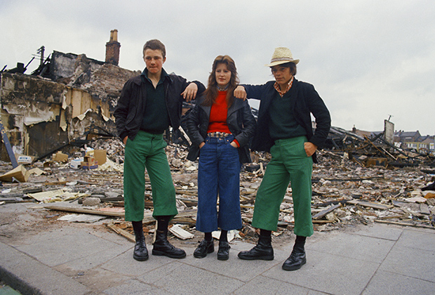 К середине 1970-х субкультура скинхедов быстро распространилась по всей Великобритании. В Ирландии и Северной Ирландии националистическая направленность появилась раньше. Черные поло, клетчатая рубашка, черные ботинки и короткие штаны, которые были альтернативой подвернутым джинсам.