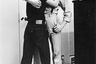 Эта фотография влюбленной пары скинхедов сделана 7 февраля 1970 года. Обратите внимание на совсем небольшие подвороты штанов, которые демонстрируют лишь ботинки. Женская скинхед-мода тех лет не сильно ушла от стилистики модов. 