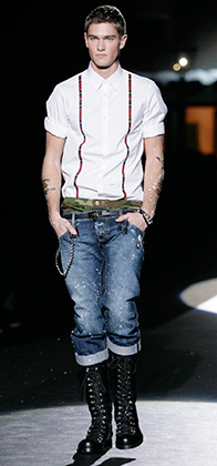 Впервые к стилистике скинхедов DSquared2 обратился в январе 2008 года на Миланской неделе моды. Дизайнеры переосмыслили классические решения: подтяжки заменили узкими полосками, голенище ботинок удлинили, а из-под джинсов торчали трусы цвета хаки.  