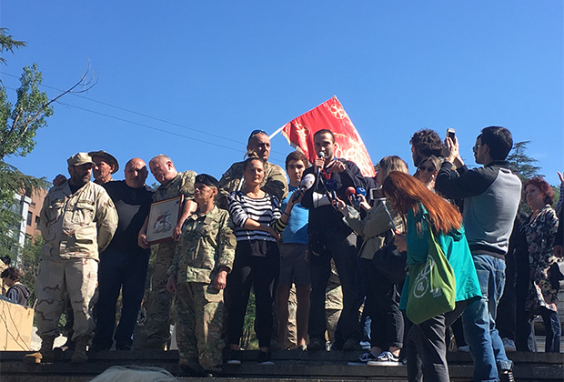 Молодежь пришли поддержать ветераны грузинской армии