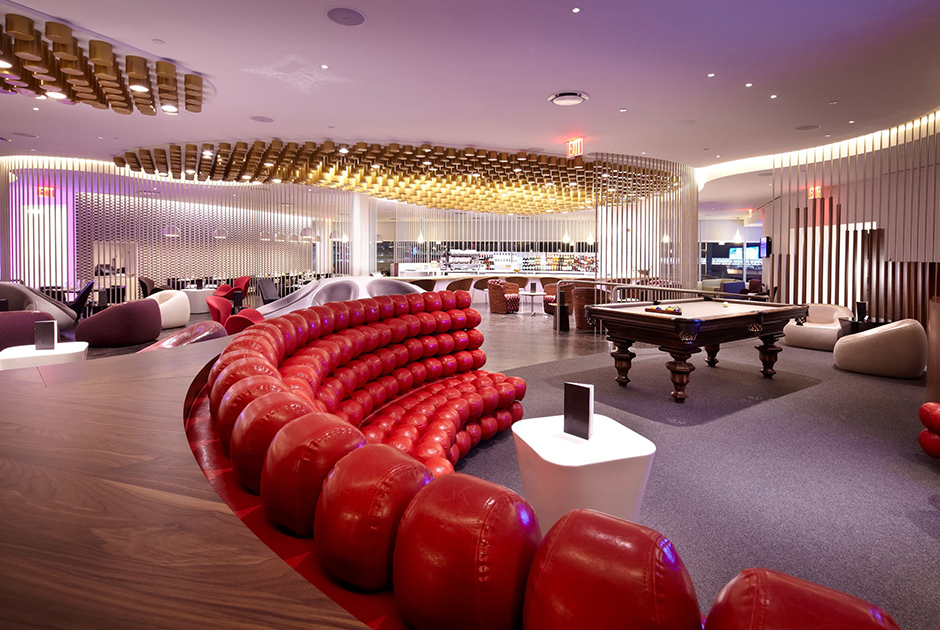 Virgin Atlantic Clubhouse в Нью-Йоркском аэропорту Кеннеди является, пожалуй, самым известным бизнес-залом в США, а диван из красных шаров — его визитной карточкой. В лаунже есть своя парикмахерская и спа-салон, где можно постричься, побриться, сделать маникюр и провести омолаживающие процедуры. В пивном ресторане Clubhouse подают блюда со всего мира — от китайской лапши до классического английского завтрака.    