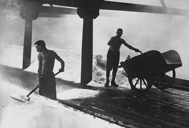 Рабочие на солеварне в Стаффорде (Великобритания, начало ХХ века)