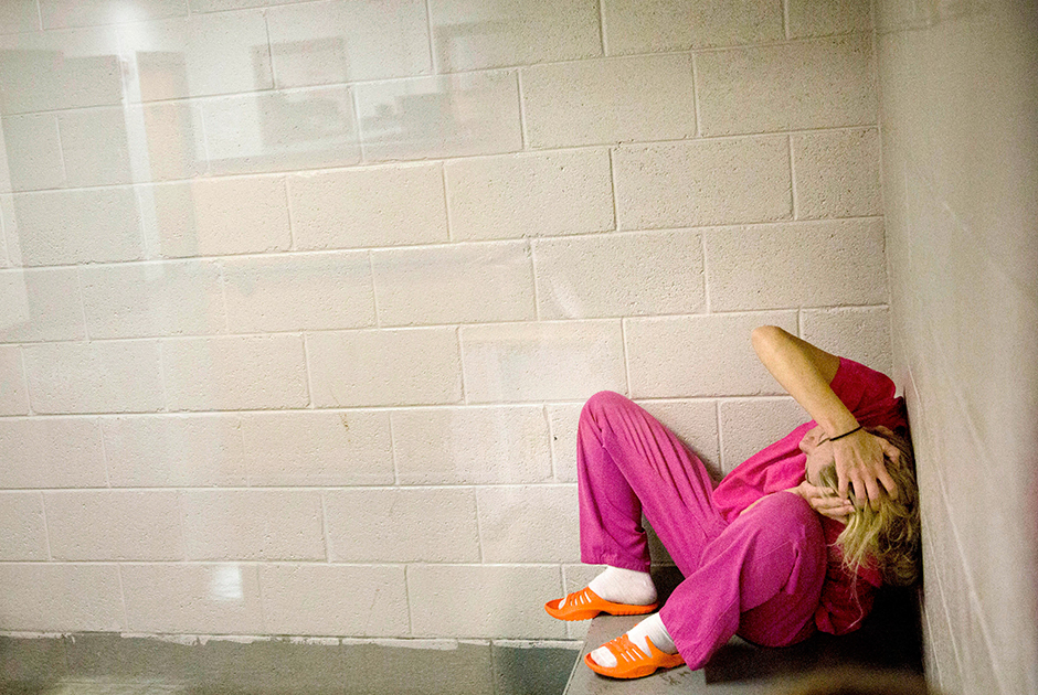 Число женщин в американских тюрьмах растет рекордными темпами. Во многом это последствия опиоидного кризиса, захватившего Америку: многие из них обращались к врачу, получали рецепты на сильнодействующие обезболивающие, а затем уже не могли отказаться от них и переходили на нелегальные наркотики. 