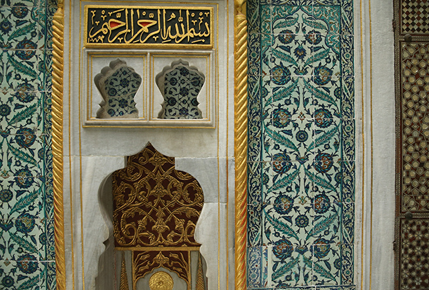 Стены украшены изразцами и мозаикой