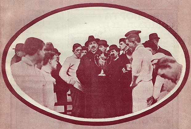 22 октября 1912 года. Роберт Фульда передает кубок имени Фульды команде «морозовцев», выигравшей его третий раз подряд 