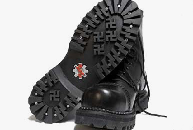 Знаменитые ботинки «Aryan wear» со свастикой на подошве.