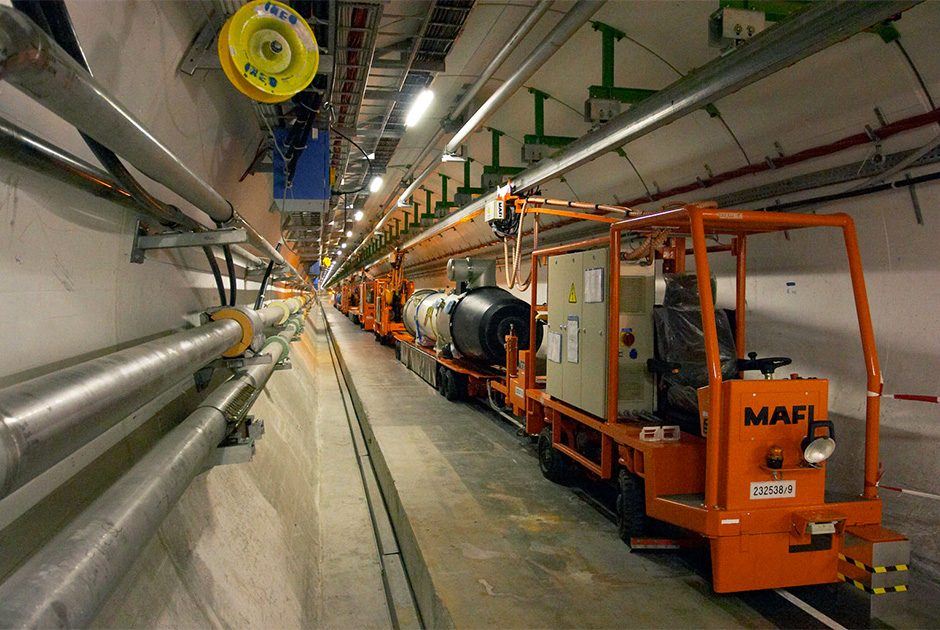 Длина туннеля, в котором расположено основное кольцо ускорителя, достигает 26,6 километра. 10 сентября 2008 года, во время официального запуска БАКа, пучки протонов успешно прошли по всему периметру по часовой стрелке и против нее. 