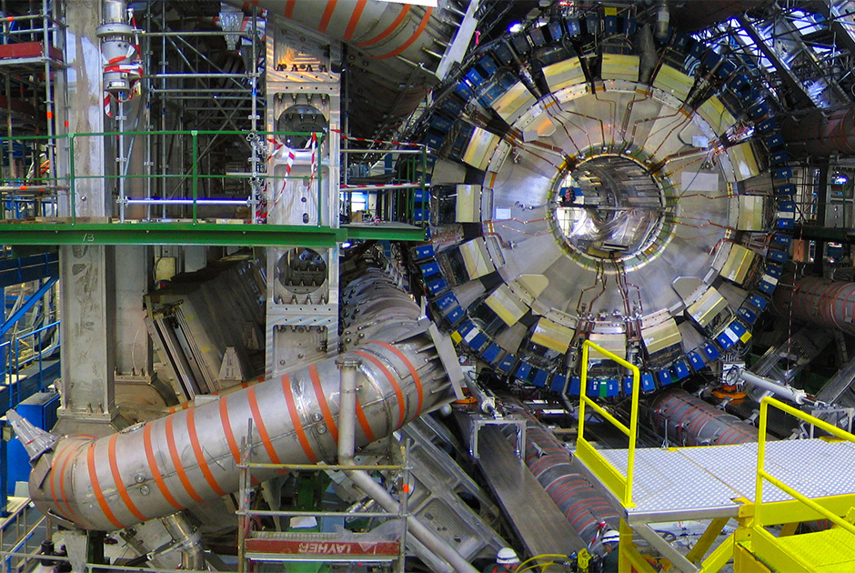 Эксперимент ATLAS предназначен для поиска сверхтяжелых элементарных частиц, таких как бозон Хиггса и суперсимметричные партнеры всех известных на данный момент частиц. 4 июля 2012 года был найден кандидат на роль бозона Хиггса, открытие которого было подтверждено в последующие годы.