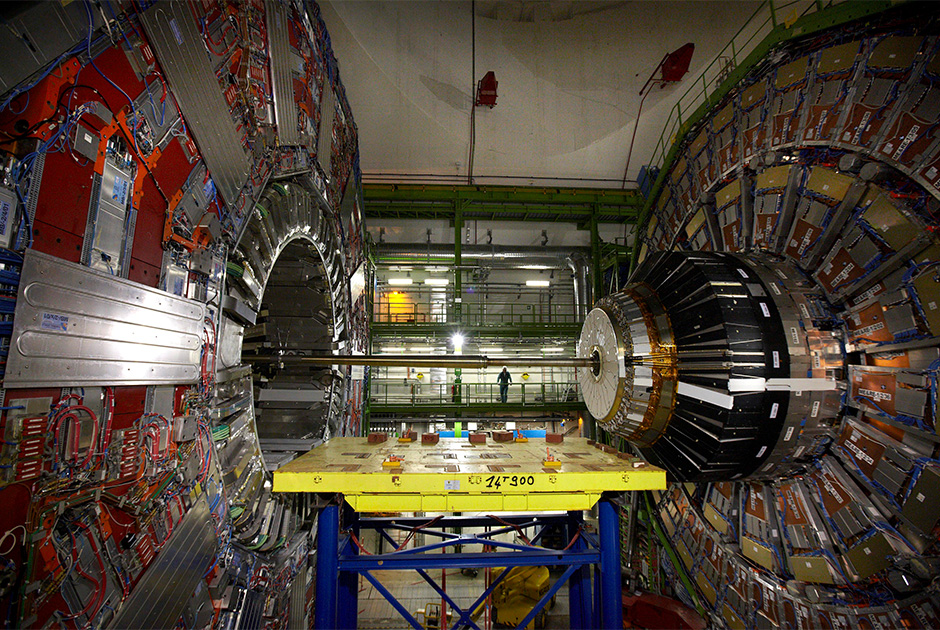 Компактный мюонный соленоид является одним из двух крупнейших детекторов БАКа (другим является ATLAS) и предназначен для изучения бозона Хиггса и поиска нестандартных частиц. С ним работают около 3600 человек из 38 стран, включая Россию.