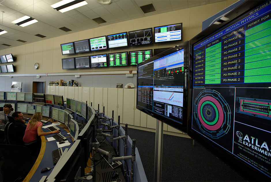Техники следят за подготовкой пучков протонов в контрольной комнате. 5 апреля 2012 года энергия частиц составила 4 тераэлектронвольта (ТэВ), в результате чего суммарная энергия столкновения достигла 8 рекордных ТэВ.