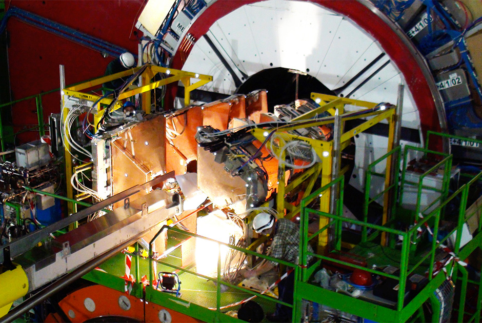 Экспериментальная установка TOTEM предназначена для измерения полных сечений, упругих взаимодействий и дифракционных процессов, происходящих при пролете частиц на близком друг от друга расстоянии. 