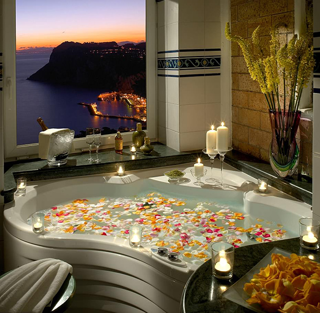 Вам, романтики. Из ванной отеля Caesar Augustus, расположенного на острове Капри, открывается вид на побережье Амальфи и  Неаполитанский залив. Ванна с видом на рассвет или закат над морем — что может быть лучше?