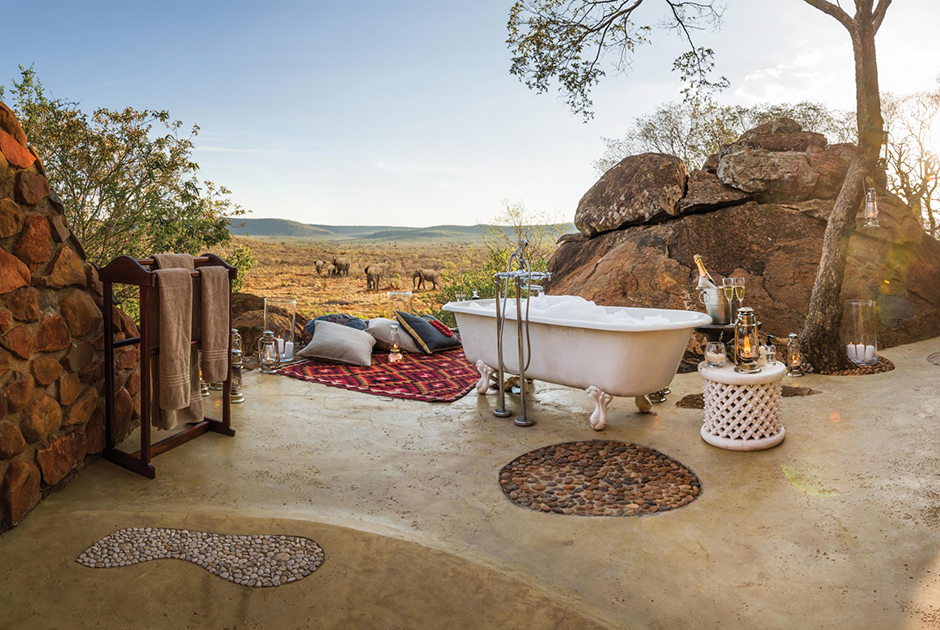 Любителям дикой природы наверняка понравится южноафриканский Madikwe Hills Lodge. Этот отель находится внутри заповедника Madikwe, так что постояльцы, принимая ванну,  могут наблюдать представителей африканской фауны, влючая редкие виды.