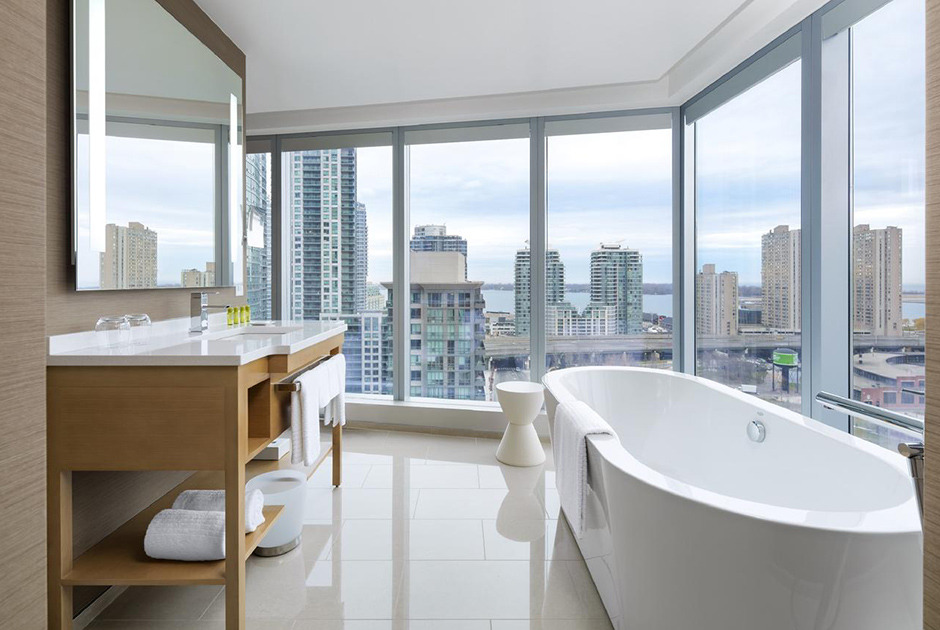 Ванная в номере Delta Hotels в Торонто дает весьма широкий обзор: от городского пейзажа до вида на озеро Онтарио.