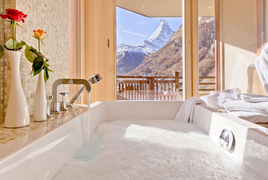 Если же водным просторам путешественник предпочитает горы, ему сюда. Из окон ванной комнаты швейцарского Grace Chalet открывается вид на Маттерхорн — самую фотографируемую горную вершину Европы.
