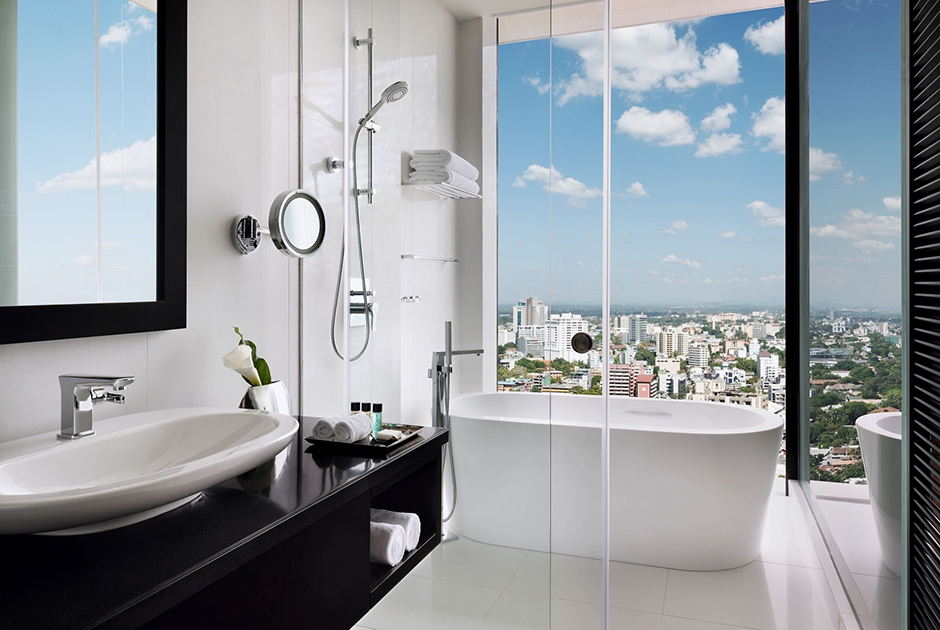 Из окон ванной комнаты президентского номера Movenpick Hotel Colombo открывается панорамный вид на столицу Шри-Ланки. 