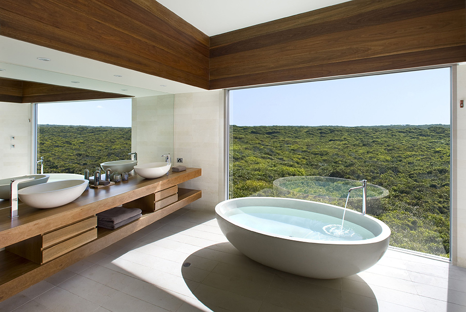 Разве что вид на океан. Из ванных комнат отеля Southern Ocean Lodge виден Индийский. А еще — нетронутая природа сурового южного побережья Австралии.