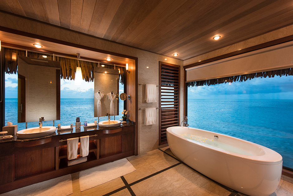 Ванные с видом на другой океан — Тихий — есть в отеле Conrad Bora Bora Nui. Мало того, в президентских виллах, рассчитанных на две спальни и две гардеробных комнаты, таких ванных запроектировано по три штуки. Стоимость суток проживания в президентской вилле — чуть более 250 тысяч рублей.