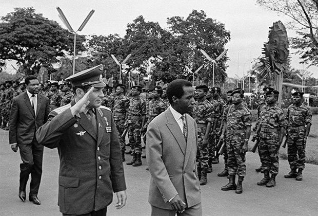 Президент Конго Массамба-Деба (справа) и советский космонавт Герман Титов (в центре) обходят строй почетного караула, 1965 год
