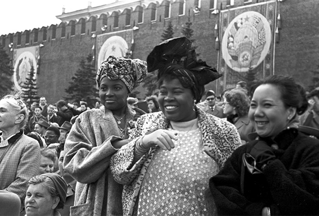 Гости из Африки на демонстрации в Международный День солидарности трудящихся. Красная площадь, 1960 год