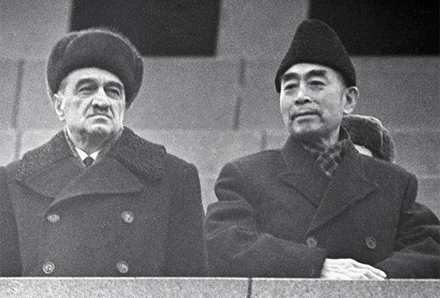 Член Президиума ЦК КПСС Анастас Иванович Микоян (слева) и заместитель председателя ЦК Коммунистической партии Китая Чжоу Эньлай (справа) на трибуне Мавзолея Ленина, 1964 год